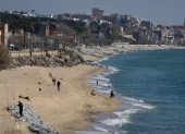 Se observa una sección de arena en la playa de Montgat, al norte de Barcelona, ​​el 26 de febrero de 2026.