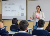 Estudiantes recibirán educación financiera tras la aprobación de la nueva ley que busca frenar el sobreendeudamiento.