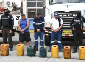 Tres personas fueron detenidas durante el operativo, entre ellas, dos funcionarios del Municipio de Guayaquil.