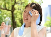 Referencial. Una ciudadana se protege del sol con agua y una toalla en Guayaquil, en medio de la alerta por temperaturas extremas y alta radiación.