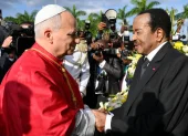El papa León XIV estrecha la mano de un líder político en Camerún, durante su mensaje contra el uso de la fe con fines bélicos.