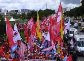 Personas participan en una protesta que pide el fin de la escala laboral 6x1 este miércoles, 15 de abril de 2026, en Brasilia (Brasil).