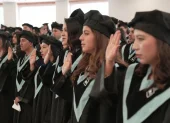 En una ceremonia con graduados de la Universidad Nacional de Educación, en 2023.