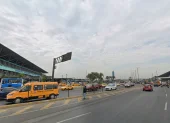 Entre las terminales terrestre "Jaime Roldós Aguilera" (izquierda) y la de Metrovía, Río Daule (d), el Municipio de Guayaquil prevé construir una plazoleta de integración.