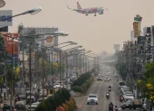 Un avión de pasajeros se prepara para aterrizar en el aeropuerto, en un día de alta contaminación en Chiang Mai, el 2 de abril de 2026.