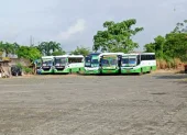 Unidades de transporte urbano permanecen detenidas en Quevedo como medida de protesta por la crisis económica del sector.