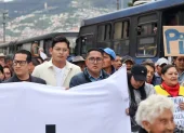 Andrés Quishpe, presidente de la UNE, lidera el pronunciamiento por los derechos democráticos en Ecuador.