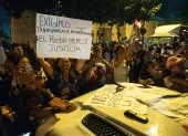 Personas participan en una manifestación convocada por el candidato presidencial peruano ultraconservador Rafael López Aliaga, en Lima.