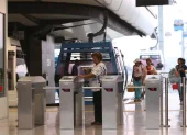 Usuarios ingresan a una de las estaciones de la Aerovía en Guayaquil.