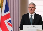 El primer ministro británico, Keir Starmer, ofrece una declaración conjunta tras una cumbre internacional en París, Francia, el 17 de abril de 2026.