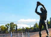 Escultura en el Estadio Panathinaikó de Atenas, símbolo del olimpismo clásico, en medio del debate sobre nuevas reglas de participación.