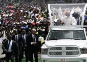 Llegada del papa León XIV a la misa multitudinaria en Duala.