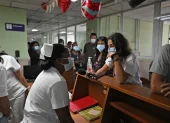 Personal médico del Hospital Cardiológico Pediátrico William Soler, conversa con delegados de la flotilla en La Habana, el 24 de marzo de 2026.