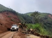 Un deslave de gran magnitud obstaculita el paso en el kilómetro 92 de la vía Cuenca- Molleturo- El Empalme.