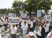 Cientos de pescadores protestaron en Guayaquil por el alto precio del diésel.