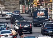 Los sospechosos de asaltar en Urdesa se movilizaban en un automóvil color gris.