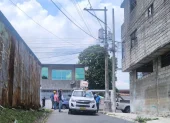 Personal de la Corporación Nacional de Electricidad (CNEL) acudió a reparar el daño por la explosión de un transformador.