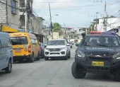 Agentes de la Policía Nacional mantuvieron vigilancia durante el velorio y el traslado del féretro de Jeremy Zambrano.