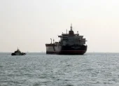 Embarcaciones petroleras cruzando el estrecho de Ormuz, hoy cerrado por el Gobierno de Irán.