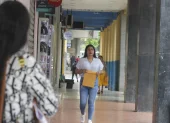Tras dejar el colegio o mientras cursan la universidad, jóvenes buscan empleo en Euador, algo que puede resultar complicado.