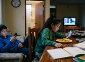Imagen simbólica de niños, niñas y adolescentes, en Ecuador, que pasan horas en redes sociales, lo que les genera problemas de aprendizaje.