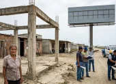 Una habitante de la zona costera de Ecuador contempla las estructuras que permanecen sin terminar años después del sismo.