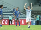 La frustración de los jugadores de Emelec en el festejo de uno de los dos goles de Damián Díaz (d).