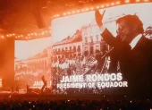 The Strokes proyecta imagen de Jaime Roldós durante su presentación en Coachella 2026.