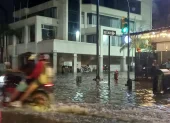 Lluvias causaron inundaciones en varios sectores de Guayaquil durante la tarde y noche del 18 de abril.