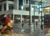 La intersección de Víctor Emilio Estrada y Costanera, en Urdesa central, fue una de las zonas donde se inundó tras la lluvia del 18 de abril.