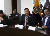 El exministro del Interior, Juan Zapata, aparece como uno de los posibles precandidatos para la Alcaldía de Quito, junto con el actual burgomaestre, Pabel Muñoz (d).