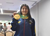 La marchista ecuatoriana Paula Torres muestra la medalla de oro que ganó en la maratón del Mundial por Equipos en Brasil.