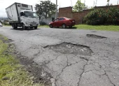El conector de Alpachaca, que lleva al aeropuerto de Quito, en Tababela, presenta baches. A diario los conductores deben esquivarlos.