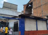 La pared colapsó en una vivienda, de construcción mixta, en Febres Cordero entre Villavicencio y Guaranda.