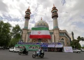 Varios automovilistas pasaron junto a la mezquita del Imam Sadiq (AS), cuya fachada lucía una enorme bandera iraní, en la plaza Palestina de Teherán.