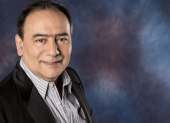 El cantante posee una hermosa voz e interpreta varios géneros.
