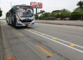 La segregación de la nueva ciclovía no impide que los conductores de buses, camiones y automóviles invadan el carril exclusivo.
