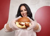 Con su hamburguesa La Manaba que ha resultado ganadora en ferias gastronómicas.