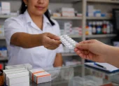 Las restricciones en importaciones generan presión sobre la disponibilidad de algunos medicamentos.