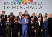 Mandatarios y representantes internacionales posaron en la cumbre que busca fortalecer la defensa democrática.