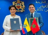La canciller Gabriela Sommerfeld y el gobernador encargado Oulaid Lemsafer durante su reunión de trabajo en la ciudad de Tánger.