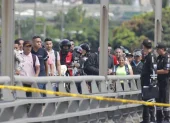 Cierre obligó a personas a cruzar a pie para llegar a sus trabajos en Durán.