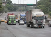 El transporte pesado circulando por la perimetral en Guayaquil.