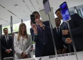 El presidente del Gobierno español, Pedro Sánchez), se toma una foto con un teléfono inteligente Xiaomi en presencia de su esposa, Begoña Gómez, en Pekín, el 13 de abril de 2026.