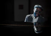 John Peter, nacido en 1985 en Guayaquil, se presentará este jueves 23 de abril en el concierto Midnight soul, en la Casa de la Música. Ha teloneado a artistas como Miguel Bosé y Elton John.
