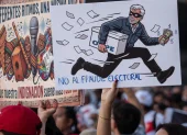 Personas sostienen carteles en la “Gran Marcha Defendamos la democracia”, en Lima (Perú).