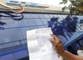 Una persona reclama alza en la planilla de luz.