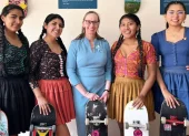 Las cholitas skaters desafían estereotipos mezclando tradición y deporte urbano.