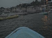 Las imágenes acompañan el trayecto por el río y registran los vestigios de lo que alguna vez fue el muelle y las viviendas que se asentaban junto a la ribera.