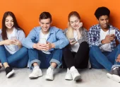 TikTok, Instagram y Snapchat dominan el tiempo digital de los adolescentes, según Pew Research Center.